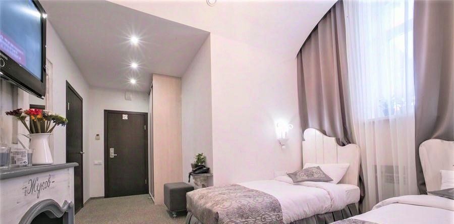 комната г Омск р-н Центральный ул Учебная 152 фото 1