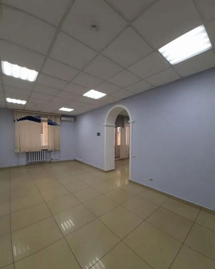 торговое помещение г Тюмень р-н Центральный ул Челюскинцев 28 фото 4