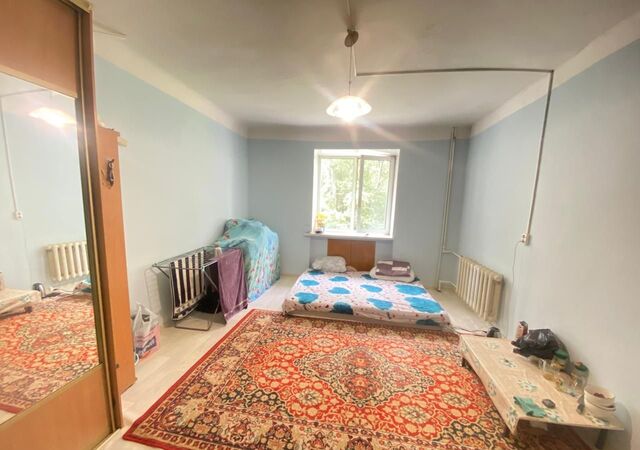 комната р-н Кировский ул Малышева 136 фото